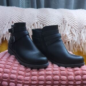 Yuu Sleek Black Ankle Boots with Buckle Straps
